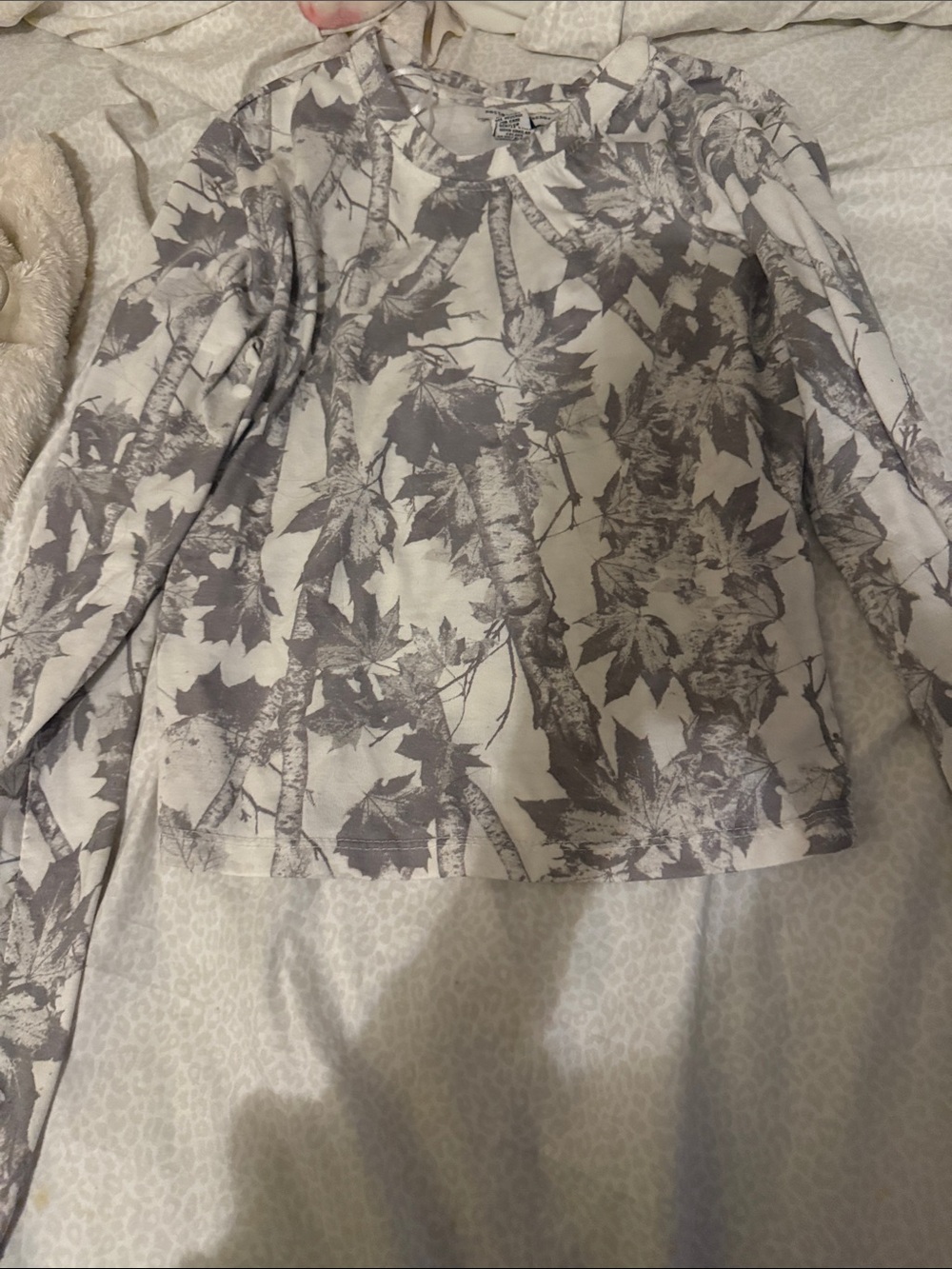 Gray and White Leaf Print Long Sleeve Top